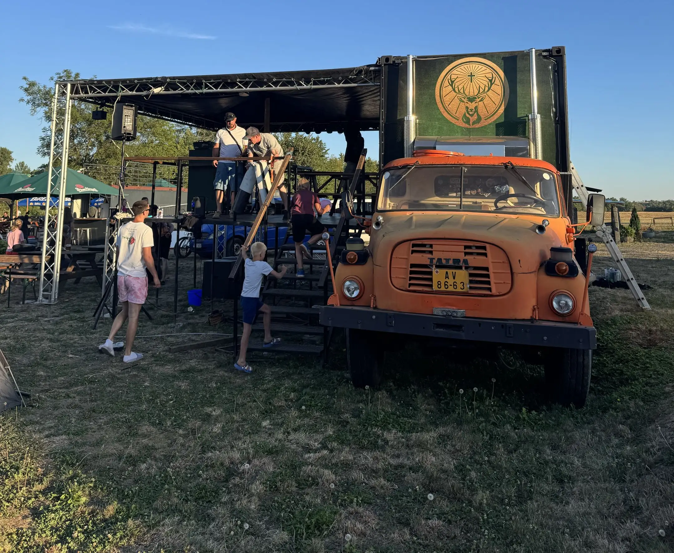 Pojízdné pódium a bar na Tatře 148 na akci